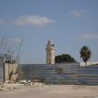 De minaret van de moskee in de karavanserai in het oude centrum van Ashkelon