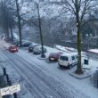 Om vier uur begint het te sneeuwen.Linksonder het uithangbord van het oude spullenzaakje beneden ons