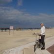 Het strand ten zuiden van de marina (rechts) ligt er verlaten bij