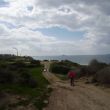 Oud Ashqelon. Langs de klifrand fietsen naar het zuiden. Zie de olieterminal met wachtende tankers