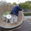 In de tredmolen brengt de schipper de Schroef van Archmides aan de gang