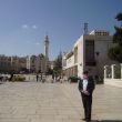 Bethlehem. Op het Kribbe Plein, De Moskee van Kalief Omar en het Vredescentrum op de achtergrond