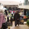 Drukke markt in Bethlehem. De priester of monnik kijkt verbaasd misprijzend naar Ans