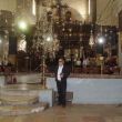 Voor het altaar in de Geboortekerk in Bethlehem. Een Russische tsaar schonk de kroonluchters