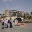 De ophaalbrug voor de marina van Eilat. Erachter het Hilton Hotel