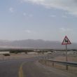 Eilat. Onder de berghellingen liggen Jordanië en Aqaba