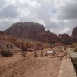 De Weg der Zuilen langs de Wadi Musa. Links de trap naar de Grote Tempel