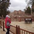 Doorkijkje. Op de achtergrond de fabuleuze Qasr al Bint tempel