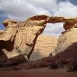 Ans onder de Jabal Umm Fruth rotsbrug in Wadi Rum