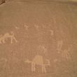 Prehistorische rotstekeningen in Wadi Rum. Rechtsboven een jager