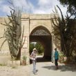 Ans en Diana voor het klooster Beit Gemal bij beit Shemesh