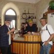 Met een vrolijke oude monnik wijn proeven in Bet Gemal Winery