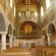 De nieuwe St. Stephanus Kerk in Bet Gemal. Links gluurt Don Bosco tussen de pilaren