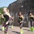 Vesting3hoekdagen. Fort Vuren. Kleinkind Nikita (midden) danst met haar klas