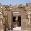 Karnak. Poort door de zuidelijke buitenmuur met beelden van Ramses II
