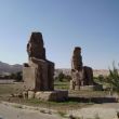 In het veld bij Luxor de twee Colossi van Memnon. Beelden beiden Amenhotep I uit