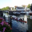 Drakenboot oefent in de haven. Let op de trommelaarster voorop