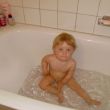 Kleinzoon Thijs geniet van ons ligbad