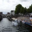 Kinderen in luchtballonnen in de Lingehaven. Op het eind de sluis en rechts ons huis