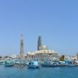 De nieuwbouw van de grote moskee naast de marina is al een stuk gevorderd