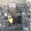 Opgraving Bluebandhuis, 10e dag. Onderin op vijf meter diepte de houten ton, een onverwachte vondst