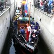 Sinterklaas arriveert in de Lingesluis. Rechtsboven bij de trap Ans en (klein)kinderen