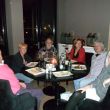 Diner in Le Bon'Apart. Vlnr. Wil, Marjanne, Tom, Arina, Wiger, Ans