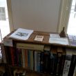 Stapeltje folders over mijn boek in Antiquariaat Gorinchem