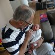 De trotse grootvader met baby Lisa Roos
