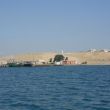 Suezkanaal. Veerpont met rechtsboven een van de vele militaire posten