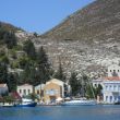 Kastellorizo. Dulce voor anker voor de westelijke kade. Zie de tafels van 'Mikro Parisi' e