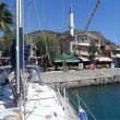 Bozburun. We gaan eten in Osman's restaurant (rechts) met zicht op de boot.