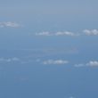 Wie goed kijkt ziet het vermaarde vulkaaneiland Santorini liggen