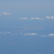 Wie goed kijkt ziet het vermaarde vulkaaneiland Santorini liggen