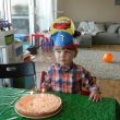 Kleinzoon Thijs en zijn verjaardagstaart