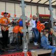 Koningsdag. Ans' dochter Barbara treedt met haar band Pleasure op in Heukelum