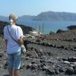 Santorini, vulkaaneiland. Beneden liggen de boten. Op weg naar de top (maar nog niet erg ver)!