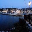 Kassiopi by night. Dulce is 2e van links aan de kade (niet met dat toplichtje)