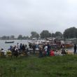 KNAKE-toertocht. Vrolijk tafelen op het strandje tegenover Woudrichem