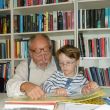 Met kleinzoon Thijs (hier 3,5) Typisch een boekenliefhebber