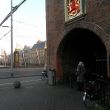 Bij de Gevangenenpoort in Den Haag. Links het Binnenhof