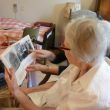 Ans en haar moeder (94) kijken samen in een boek met foto's van oud-Dalem