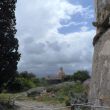 Milazzo. Binnen de citadel onder de muren van het Castello. In de verte de basiliek