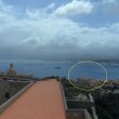Milazzo vanaf het Castello. Achter het gebouw in de gele cirkel is de marina