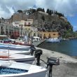 Lípari. Marina Corta met het Castello erboven
