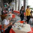 Cagliari. Cappuccino en gebak in de winkelarcade van de Via Roma