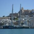 In de peperdure haven van Ibiza ligt de Rainbow Warrior van Greenpeace