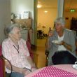 Ans met haar moeder (95) in de Laakse Hof in Lexmond.