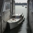 Salonboot 'Dudok' vaart de sluis binnen