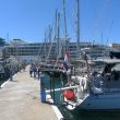 Dulce in Ocean Village Marina, Gibraltar. Het cruiseschip op de achtergrond is een hotel